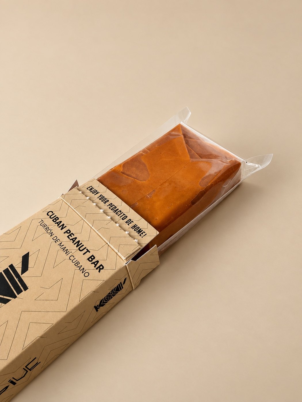 Caja Mandive abierta mostrando el turrón de maní cubano