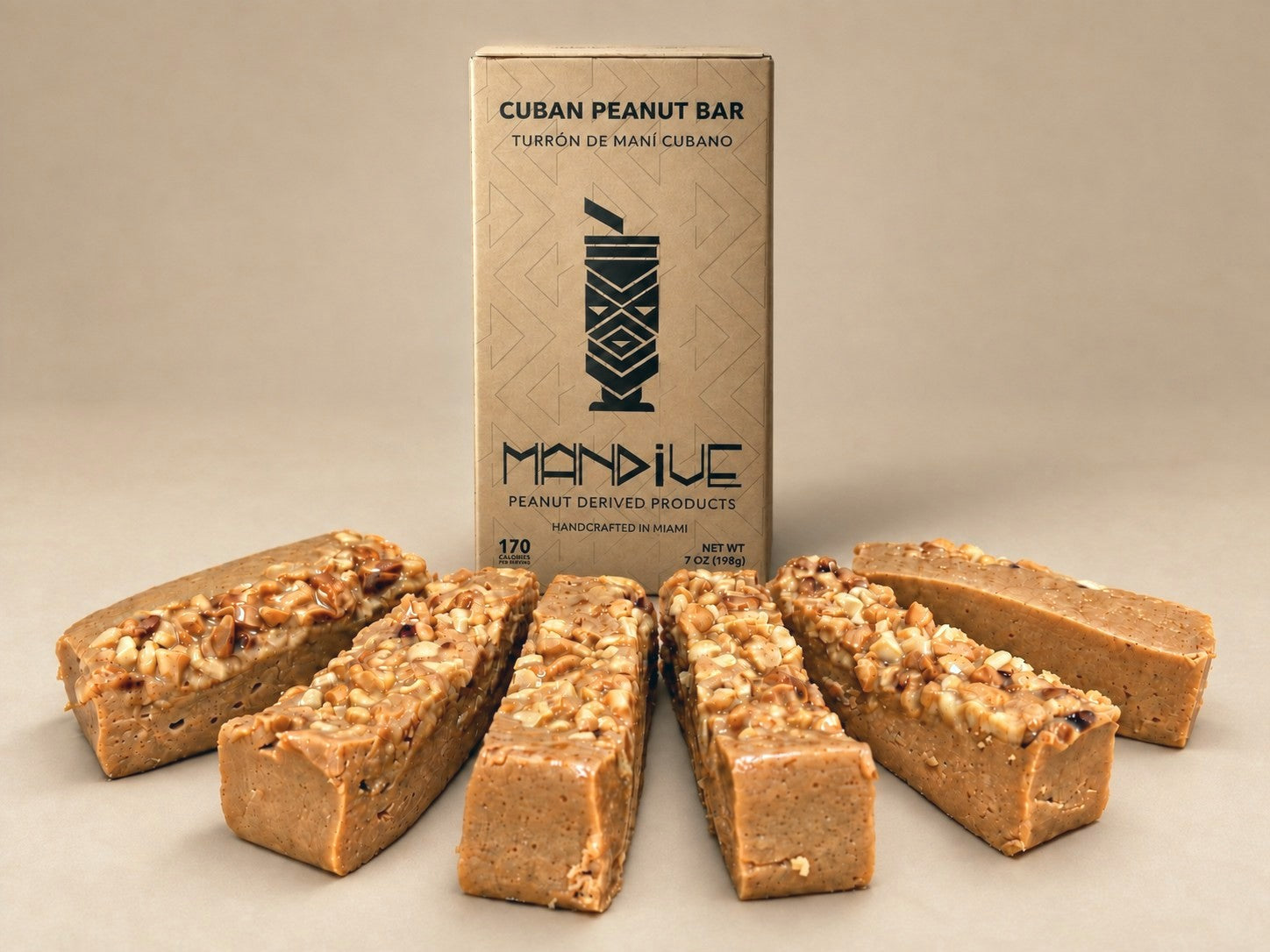 Caja kraft del turrón de maní cubano Mandive con siete barras de turrón delante